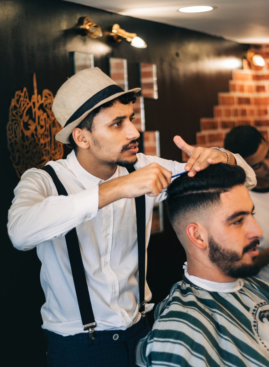 Barbeiro atendendo cliente em barbearia