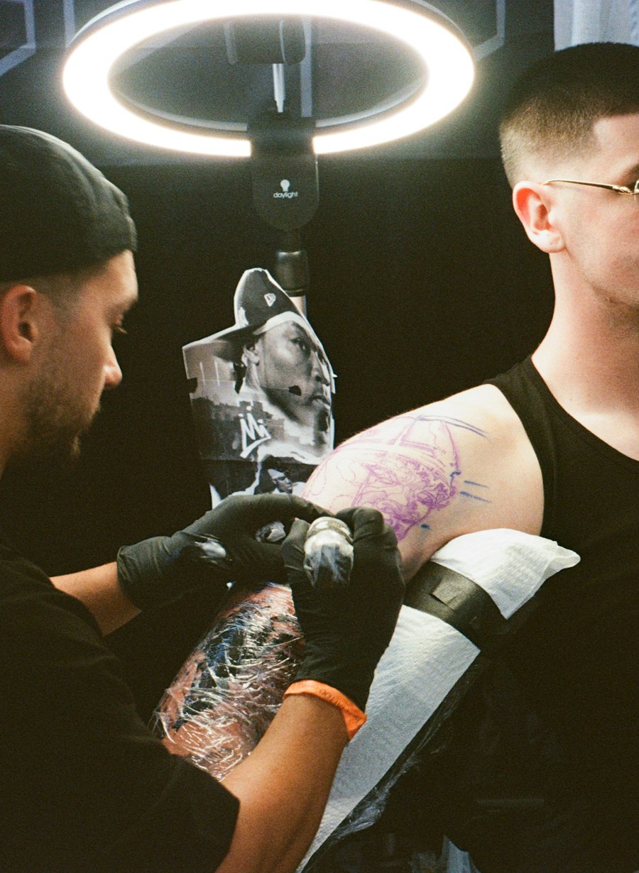 Tatuador trabalhando em estúdio
