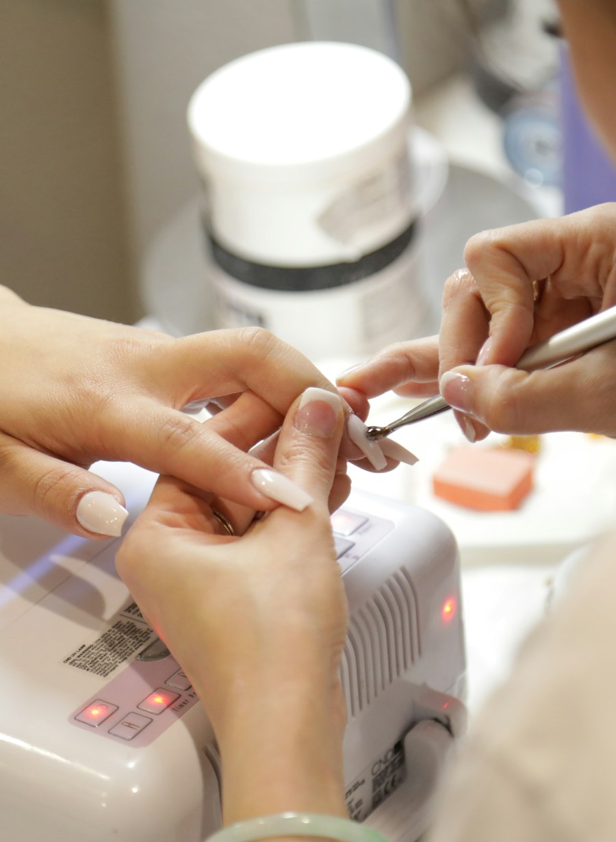 Manicure atendendo cliente